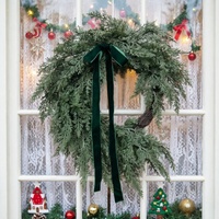 Guirlande de Noël artificielle hautement recommandée, en plastique vert imitation aiguilles de pin, pour la décoration de Noël à la maison