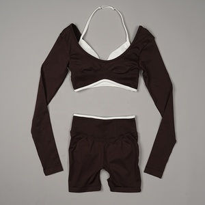 Haut court de yoga respirant à manches longues pour femme, <span class=keywords><strong>t</strong></span>-<span class=keywords><strong>shirt</strong></span> de sport <span class=keywords><strong>moulant</strong></span> avec soutien-gorge intégré, ensembles de yoga personnalisables en patchwork durable - Product Image 4