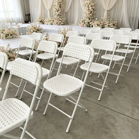 Chaise pliante blanche perforée en plastique pour hôtel, banquet, restaurant et événements en plein air