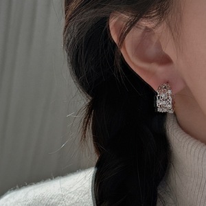 Boucles d'oreilles en dentelle en argent pur S925 de style rétro français vintage, luxe léger, avec zircon creux, design simple et tendance en cristal - Product Image 2