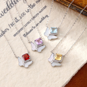 สร้อยคอผีเสื้อมุกบลูโทแพซสีน้ำเงินสวยงาม 9 เส้น ขนาด 6 มม. หินธรรมชาติทรงสี่เหลี่ยม เครื่องประดับเงินแท้ 925 สำหรับผู้หญิง - Product Image 3
