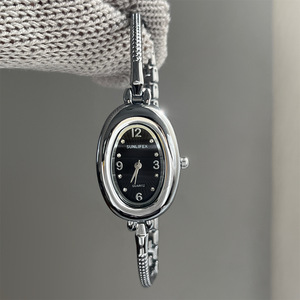 Reloj de Pulsera Unisex de Aleación, Elegante, Retro, Delgado, con Cronógrafo, Estilo Romántico, Moderno, de Alta Gama, Exquisito y Lujoso - Product Image 2