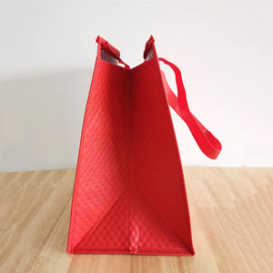 Sac fourre-tout isotherme rouge non tissé Sacs fourre-tout à provisions d'épicerie pressés à chaud personnalisés - Product Image 2