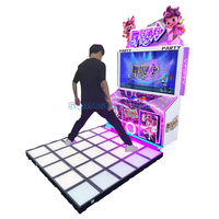 Machine de jeu de danse d'arcade avec musique activée par la danse, scène de fête de parc d'attractions
