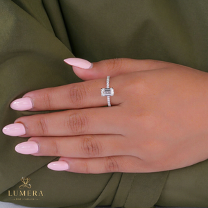 Anillo minimalista con diamante de corte esmeralda cultivado en laboratorio, certificado por IGI, con halo oculto, cuatro puntas en el centro y micro pavé. - Product Image 1