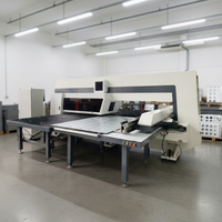Machine de poinçonnage à tourelle CNC utilisée pour la fabrication de stores et de coffrets de commande électriques