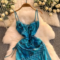Robe longue élégante pour femme, imprimé floral bleu, bretelles spaghetti, col en V, dentelle, franges et découpes, collection Printemps-Été 2026, vente en gros