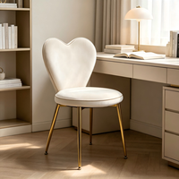 Chaise de salle à manger en velours avec dossier en forme de cœur, design moderne et durable, structure en métal doré, pour mariage, événement, café, restaurant, mobilier