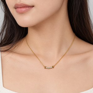 Collier à barre incurvée en zircon, acier inoxydable, plaqué or 14 carats, chaîne réglable 42 + 5 cm - Product Image 5
