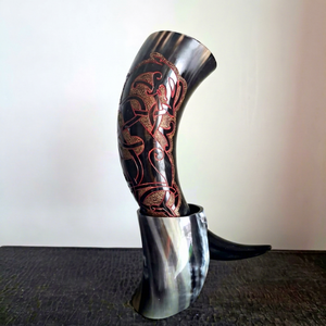 Support à bière Viking personnalisable en corne de vache africaine de luxe, poli, écologique, design animalier, capacité de 300 ml à 1000 ml - Product Image 1