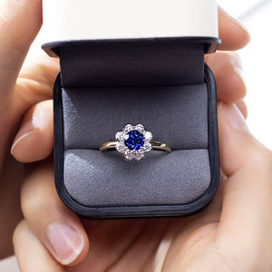 แหวนเพชรแซฟไฟร์เพาะเลี้ยงในห้องปฏิบัติการ ทองคำแท้ 9K สีเหลือง รุ่น MSR-1546 จาก Messi Jewelry สำหรับผู้หญิง - Product Image 6