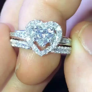 Anillo de compromiso de oro blanco con diamantes talla corazón para mujer F914 con piedras laterales de diamantes naturales color G - Product Image 1