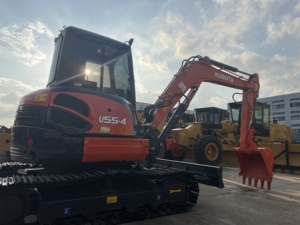 Excavatrice sur chenilles Kubota U55-4 d'occasion à prix avantageux, faible consommation de carburant, taille compacte, idéale pour les travaux agricoles, l'aménagement paysager et les chantiers urbains étroits. - Product Image 3