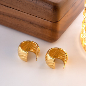 Boucles d'oreilles Huggie en acier inoxydable plaqué or 18 carats, design en spirale en forme de C, bijoux géométriques tendance - Product Image 2