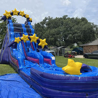 Toboggan aquatique gonflable géant étoiles bleues et violettes