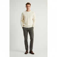 Ce pull combine confort et style, et est idéal pour ceux qui recherchent un look décontracté et élégant. Pulls pour hommes