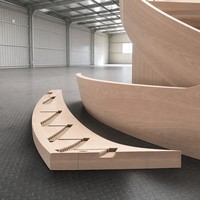 Escalier en colimaçon à marches courbes sur mesure en chêne rouge pour l'intérieur d'une villa