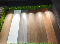 Revêtement de sol moderne en plastique et bois brossé antidérapant et imperméable à l'eau, grain de bois extérieur pour jardin et piscine