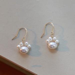 أقراط ذهبية عصرية جديدة على شكل مخلب قطة مع لؤلؤ المياه العذبة وخرز الأرز مطلية بالذهب عيار 14 قيراط للنساء - Product Image 4