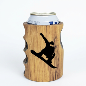Portabottiglie in legno con design Snowboarder, adatto per lattine e bottiglie, portatile, isolato, prodotto negli Stati Uniti - Product Image 1