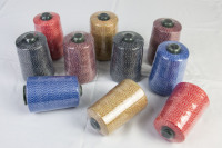 La machine à coudre tisse du fil à broder avec du coton et du polyester de couleurs mélangées