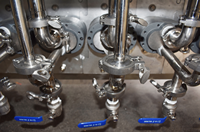 Machine de remplissage de liquides à 12 têtes avec pompe à engrenages à servomoteur, machine de remplissage d'huile pour bidons, machine de remplissage d'huile de 1 à 30 litres