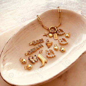 जेम्नल पीतल सोने की प्लेटेड तितली प्रारंभिक टैग मोती दिल कस्टम आकर्षण कंगन - Product Image 3