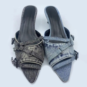 Sandalias de tacón bajo de mezclilla para mujer, con punta abierta, tiras cruzadas, para oficina, tipo mules con punta en pico - Product Image 4