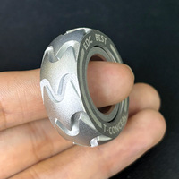Nouveau et populaire EDC Play Anneau classique anti-anxiété en acier inoxydable noir et argent, jouet fidget slider avec motif de pneu de moto