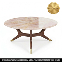 Table basse de luxe en quartz rose - Plateau en pierre semi-précieuse naturelle, base sculpturale en bois massif, design écologique et durable, laiton