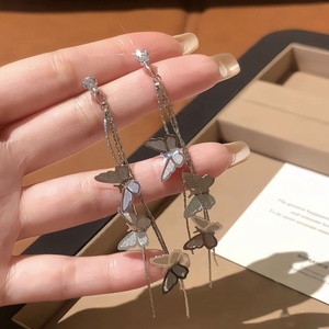 Boucles d'oreilles pendantes papillon plaqué or vintage délicates, tendance pour femme, avec aiguilles en argent et pampilles multicouches, idéales pour les soirées - Product Image 5