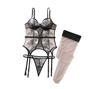 Nuovo Set Lingerie Donna 2026: Corsetto in Pizzo Ricamato Rosa Rossa, Rete Trasparente, 3 Pezzi con Reggicalze, Perizoma e Calze - Product Image 6