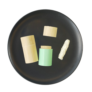 Le <span class=keywords><strong>fil</strong></span> <span class=keywords><strong>de</strong></span> <span class=keywords><strong>soie</strong></span> blanchissant naturel populaire choisit le support abrasif pour les accolades d'enfants enveloppées individuellement <span class=keywords><strong>fil</strong></span> <span class=keywords><strong>dentaire</strong></span> <span class=keywords><strong>de</strong></span> longueur <span class=keywords><strong>de</strong></span> 30m - Product Image 1