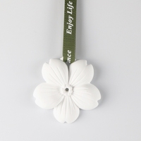 Diffuseur d'huiles essentielles en porcelaine artisanale en forme de fleur, parfum d'ambiance pour la maison, diffuseur suspendu en céramique parfumée, désodorisant pour voiture et armoire