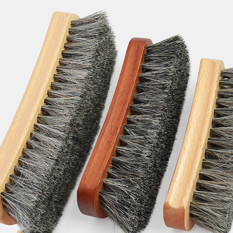 Экологичная щетка для обуви с деревянной ручкой