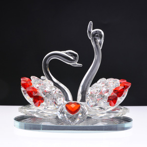 Soporte para perfume Crystal Swan para salpicadero de coche, soporte con ventosa, adorno decorativo portátil con diseño de corazón rojo - Product Image 1