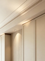 Armoire de chambre à coucher de style français crème avec étagères ouvertes