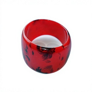 Brazalete de Resina Esculpida de la Mejor Calidad, Redondo, Moderno, Artístico, Decorativo, con un Diseño Único en Color Verde Azulado y Crema, Ideal para Bodas y Fiestas - Product Image 6