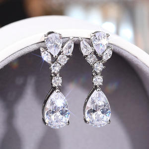 Boucles d'oreilles pendantes classiques en or blanc avec zircon taillé en poire et strass sertis griffe pour mariage, bijoux de mode pour femme - Product Image 5