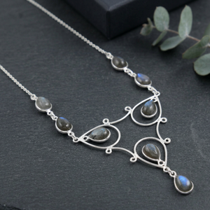 จี้รูปหยดน้ำลาบราโดไรต์ สร้อยคอเงินแท้ 925 ตัวเรือนแบบ Bezel Setting พร้อมสายสร้อยแบบ Link Chain ดีไซน์ทันสมัย รับรองโดยผู้เชี่ยวชาญ  เครื่องประดับคุณภาพสูง - Product Image 1