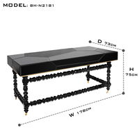 Bureau d'inspiration Manueline pour le télétravail avec plateau miroir laqué noir, zone de travail en cuir et détails en feuille d'or