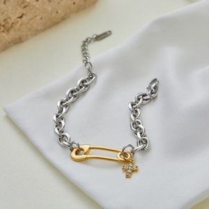 Épinglette en acier inoxydable en forme de croix avec diamants, bracelet en forme de croix pour femme, accessoire de style haut de gamme - Product Image 3