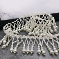 Robe de mariée élégante et professionnelle avec des franges de perles et des chaînes de perles