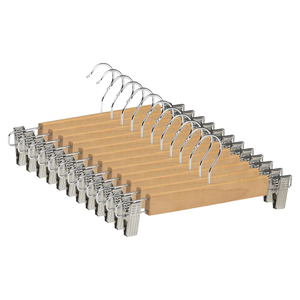 Cintres en bois de qualité supérieure avec pinces métalliques, logo personnalisé, écologiques, pour boutiques, hôtels et présentoirs de vente au détail - Product Image 1