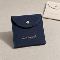 Pochette à bijoux en velours personnalisée Lionwrapack avec bouton pression | Sac d'emballage de luxe en daim souple pour boucles d'oreilles et colliers