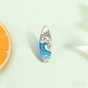 Épinglette en émail personnalisée pour planche de surf, motif vague océanique et voilier, badge métallique, cadeau pour les surfeurs, idéal pour l'été et les vacances à la plage, UVXZ413 Custom M - Product Image 1