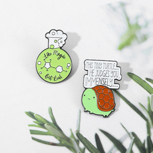 Épingles métalliques créatives et personnalisées d'élément chimique avec des badges créatifs d'accessoires de porte-clés de personnages de dessins animés - Product Image 6