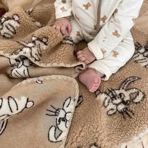 Alta calidad invierno suave grueso dibujos animados recién nacido cubierta Karol G manta para cama Swaddle bebé Coral polar mantas