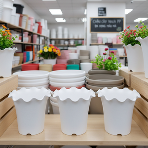 Pot de fleurs en plastique blanc de haute qualité à bords ondulés, jardinière décorative pour la maison, le jardin, l'intérieur et l'extérieur, vente en gros de pots de fleurs en vrac - Product Image 1
