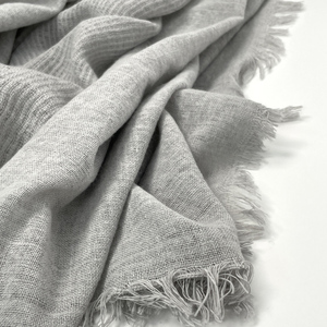 Écharpe en polyester tissé à texture fantaisie, style hijab, pour femme, à rayures, couleur ivoire, pour usage décontracté, Thailandy - Product Image 3